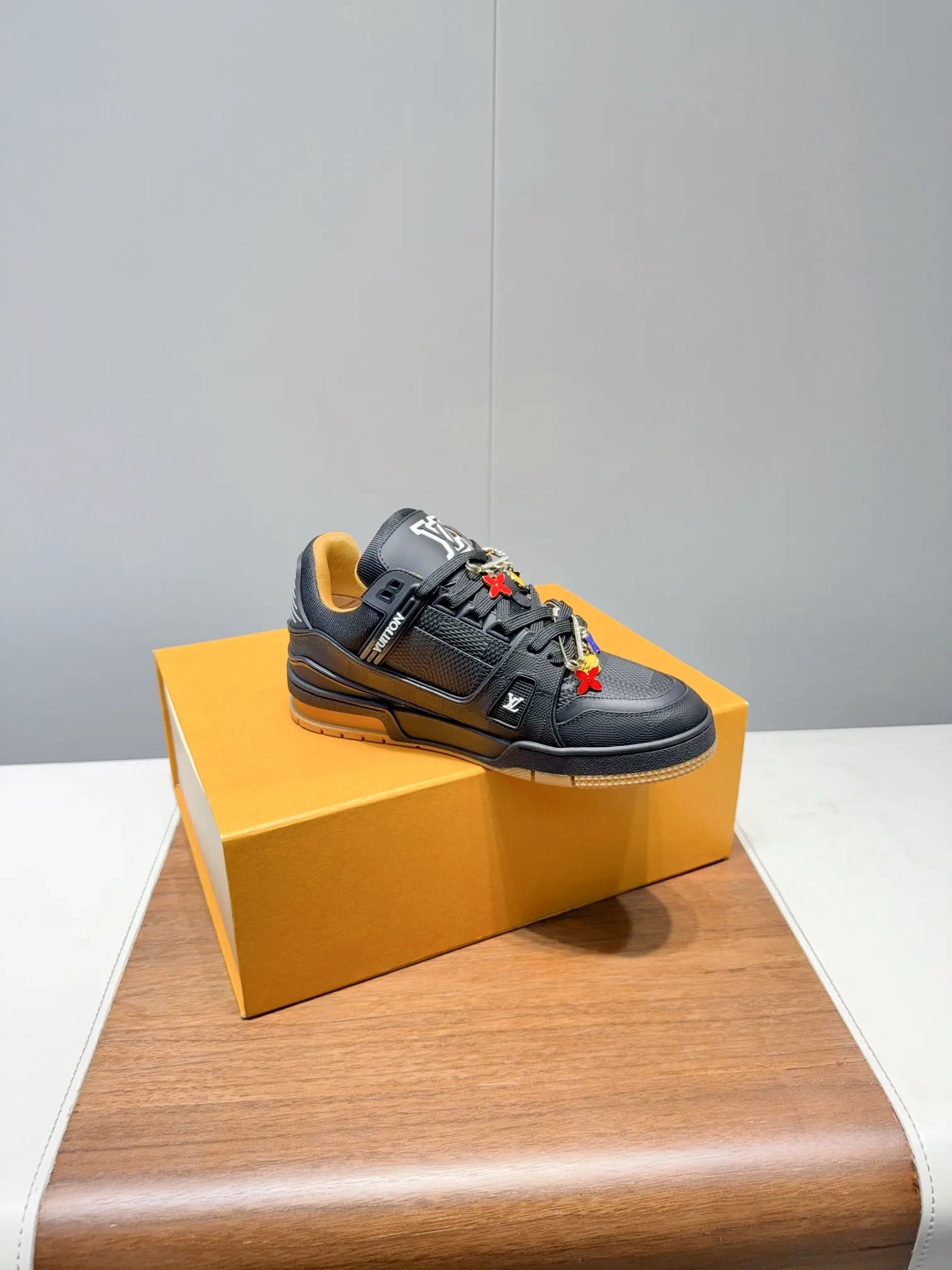 👟👟Ex-factory price 780👟👟Louis Vuitto- Louis Vuitton Couple's Casual Sports Shoes Skateboard Shoes Original purchase, development and production This LV Traine- sports shoe is made of cow leather to create a complex upper, which requires several hours of ingenious sewing to complete. The classic configuration is from the hands of Virgil Ablo-, showing the inspiration of retro basketball shoes. Exquisite packaging at the delivery counter. Fabric: Original customized first-layer cowhide. Inner foot pad: Breathable mesh. Heel height: 3cm. Outsole: Original molded two-color TPU combination outsole. Size: 35-45 (40 for women and 45 for men. Custom-made, non-refundable) (Note: Bulk items do not come with buckles. Please inform us if you need buckles when ordering) Buckle +20